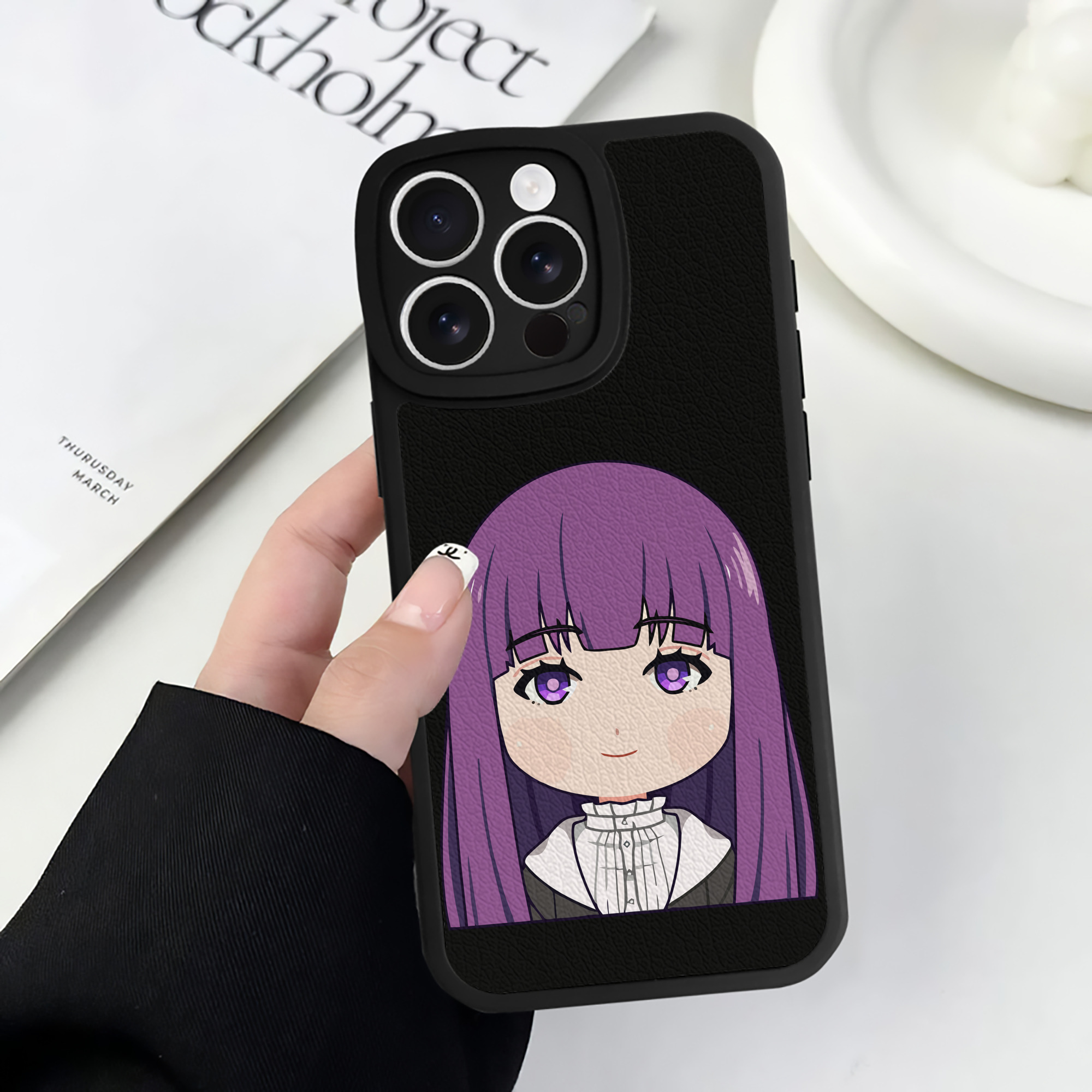（画像用） 葬送のフリーレン Frieren 【iPhone 16シリーズ対応】シリコンスマホケース（レザー調） 材質：シリコン
